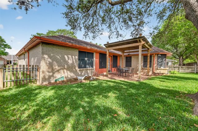 807 Forest Oaks Lane, Pearland, TX 77584