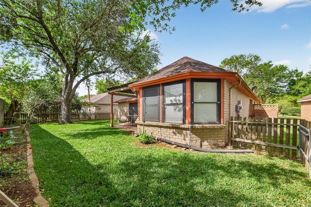 807 Forest Oaks Lane, Pearland, TX 77584