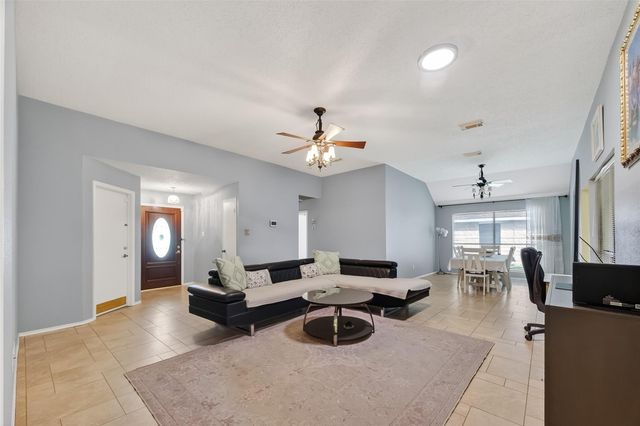 807 Forest Oaks Lane, Pearland, TX 77584