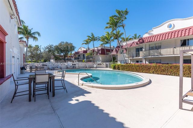 6705 N Kendall Dr 306, Pinecrest, FL 33156