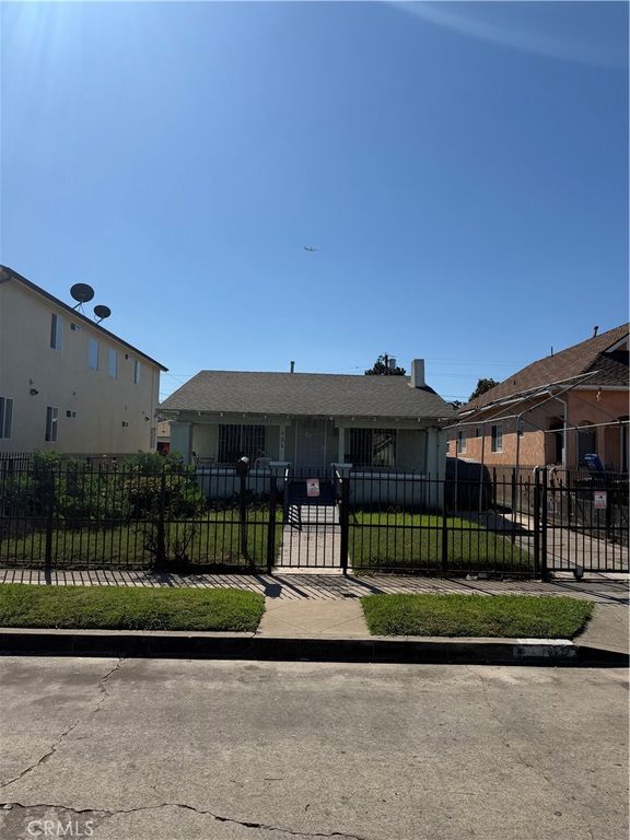426 E 83rd, Los Angeles, CA 90003 — exterior