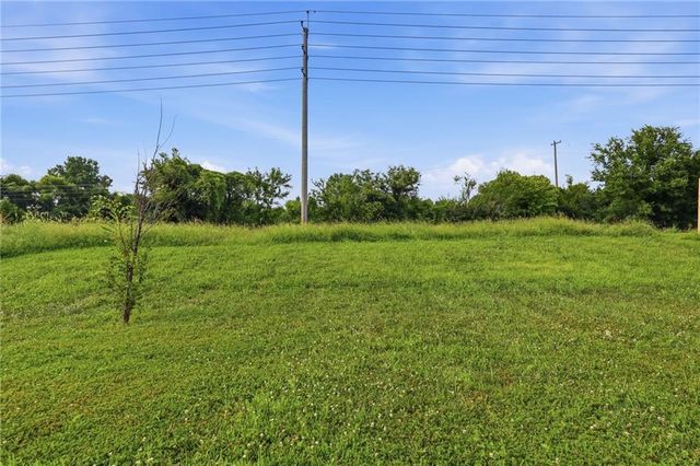 9804 E 219th Circle, Peculiar, MO 64078