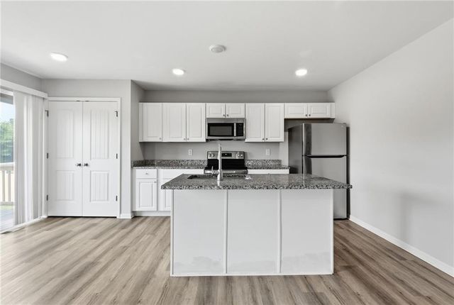 9804 E 219th Circle, Peculiar, MO 64078