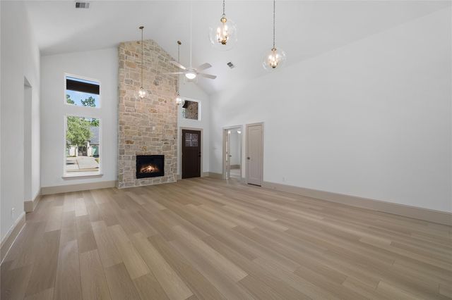 106 Wyndemere Drive, Montgomery, TX 77356