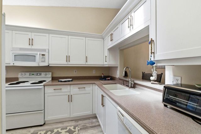 33 Sausalito Drive, Boynton Beach, FL 33436