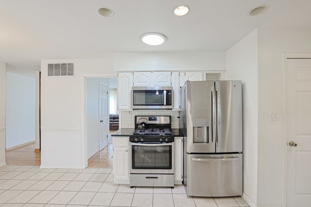 521 Edgewood Lane, Elk Grove Village, IL 60007