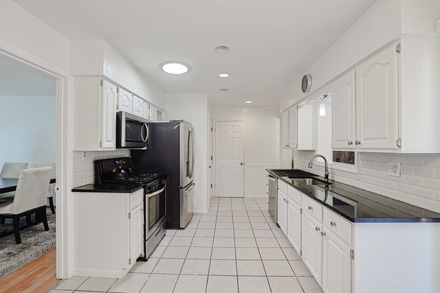 521 Edgewood Lane, Elk Grove Village, IL 60007