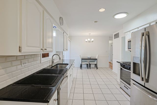 521 Edgewood Lane, Elk Grove Village, IL 60007