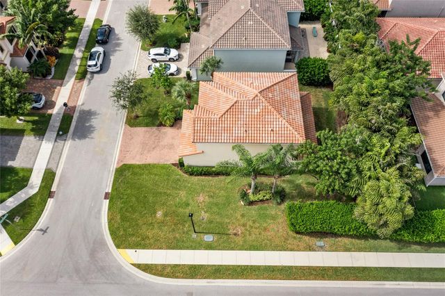 8049 Lemon Serpentine Lane, Delray Beach, FL 33446