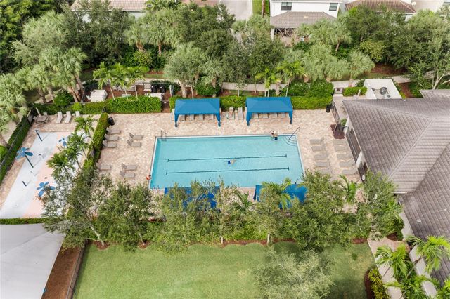 8049 Lemon Serpentine Lane, Delray Beach, FL 33446
