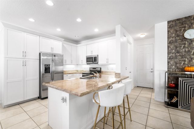 8049 Lemon Serpentine Lane, Delray Beach, FL 33446