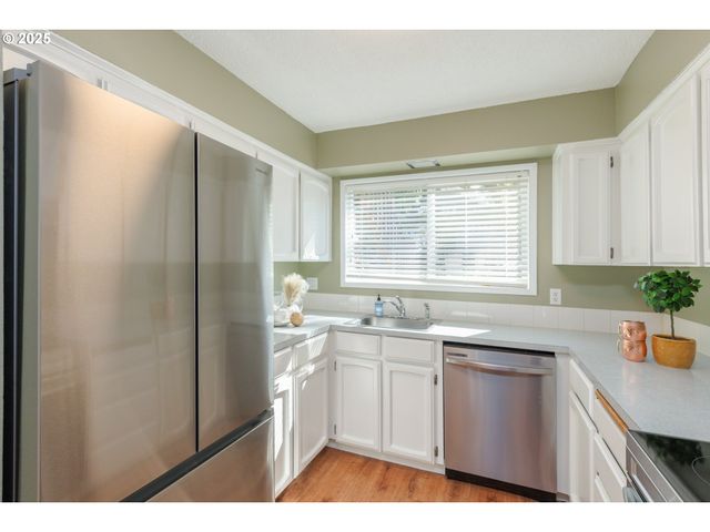 5005 Sw MITCHELL St 3, Portland, OR 97221