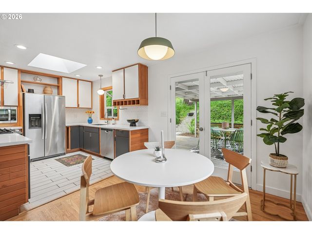 5383 Se MALDEN Dr, Portland, OR 97206