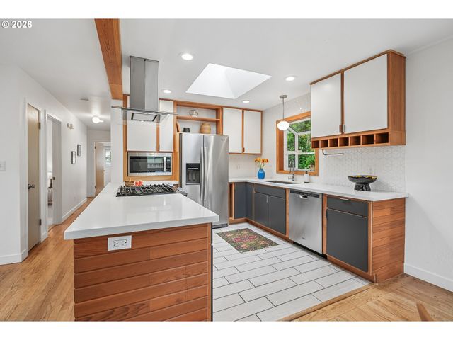 5383 Se MALDEN Dr, Portland, OR 97206