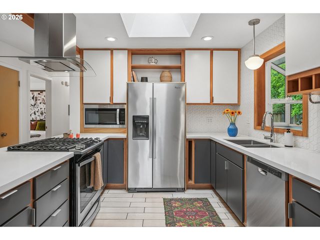 5383 Se MALDEN Dr, Portland, OR 97206