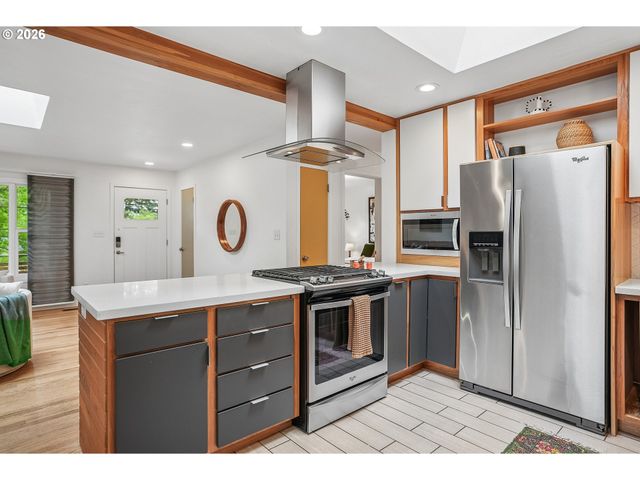 5383 Se MALDEN Dr, Portland, OR 97206