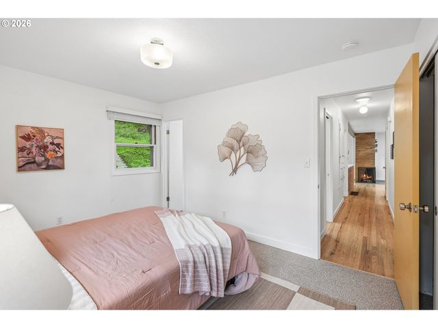 5383 Se MALDEN Dr, Portland, OR 97206