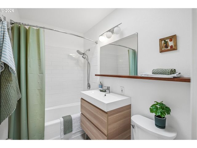 5383 Se MALDEN Dr, Portland, OR 97206
