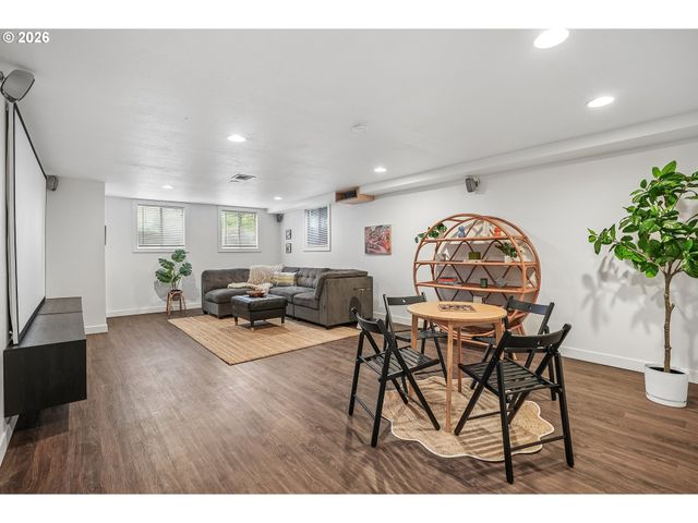5383 Se MALDEN Dr, Portland, OR 97206
