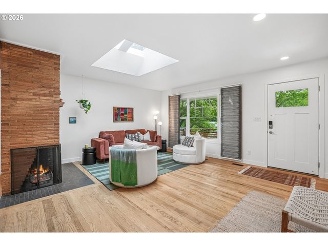 5383 Se MALDEN Dr, Portland, OR 97206