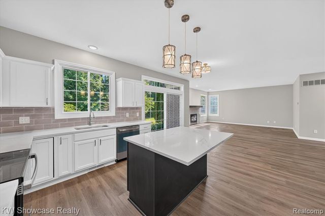 47144 Woodlong Drive, Canton, MI 48187