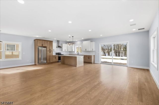 34 Zazzetti St, Waldwick Boro, NJ 07463