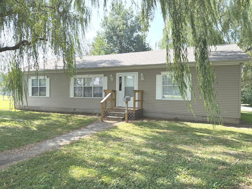 Image 1 of property listing at 527 W 6th Street, Centralia, IL 62801