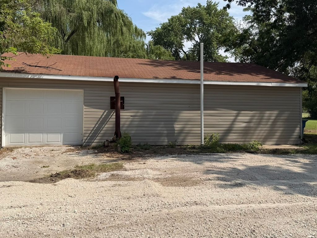 Image 5 of property listing at 527 W 6th Street, Centralia, IL 62801