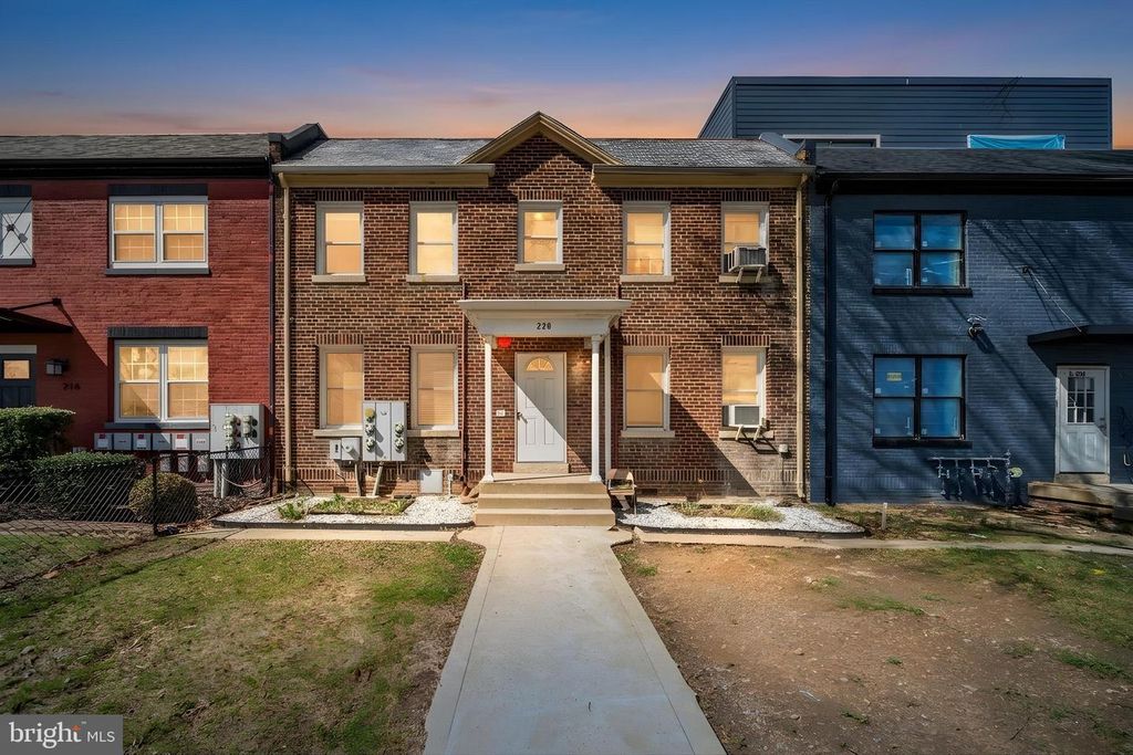 220 21ST ST NE, Washington, DC 20002