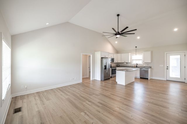 1323 N Corinth Rd, Portland, TN 37148
