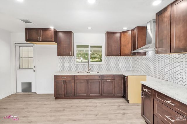 6104 Bel Aire Way, Bakersfield, CA 93309