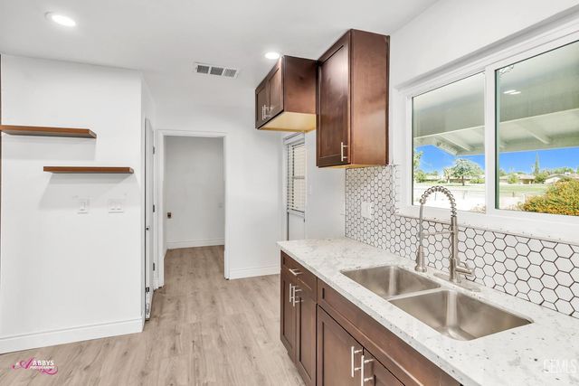 6104 Bel Aire Way, Bakersfield, CA 93309