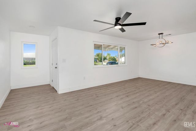 6104 Bel Aire Way, Bakersfield, CA 93309