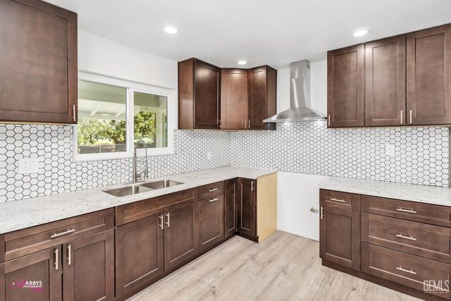 6104 Bel Aire Way, Bakersfield, CA 93309