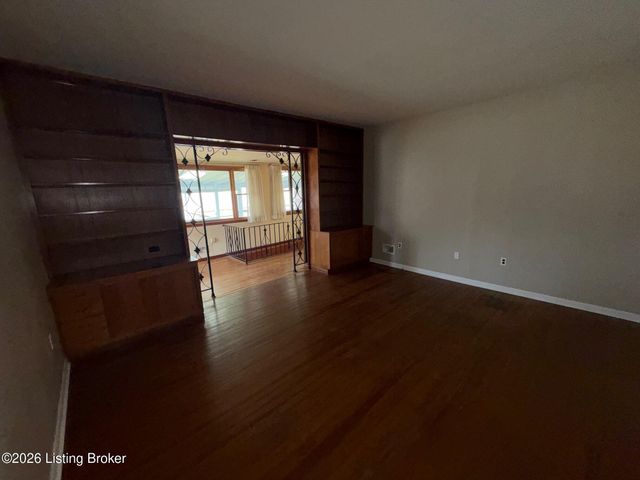 811 S Park Rd, Louisville, KY 40118