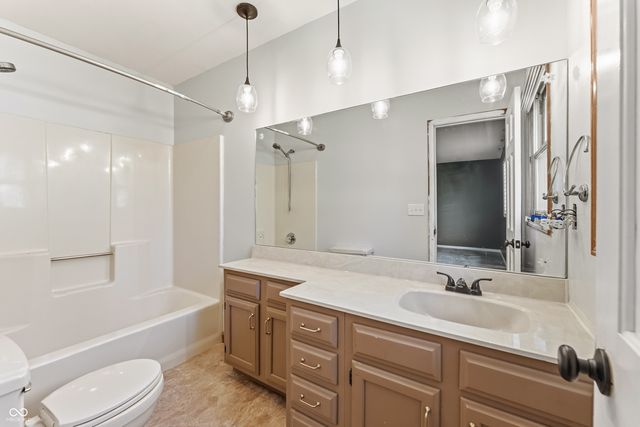 906 Hummingbird Lane, Columbus, IN 47203