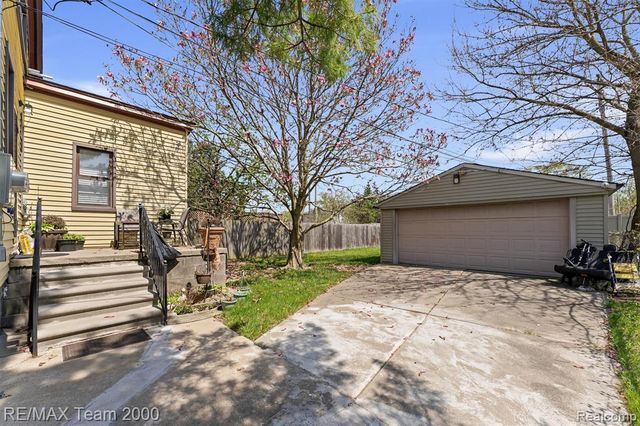 5734 N Gulley Road, Dearborn Heights, MI 48127