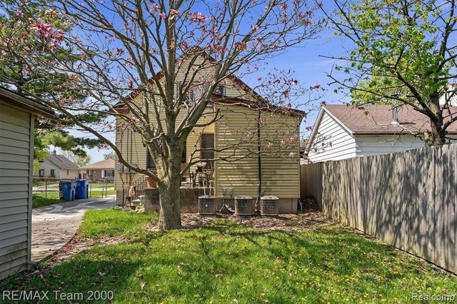 5734 N Gulley Road, Dearborn Heights, MI 48127