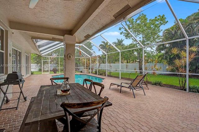 17921 NW 10th St, Pembroke Pines, FL 33029