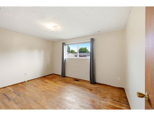 17913 Se MILL Ct, Portland, OR 97233