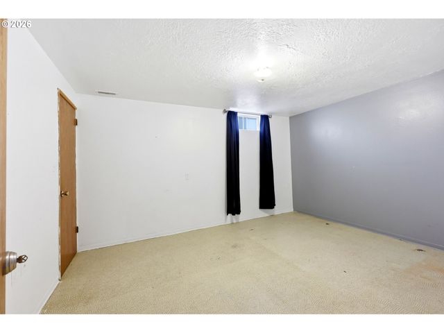 17913 Se MILL Ct, Portland, OR 97233