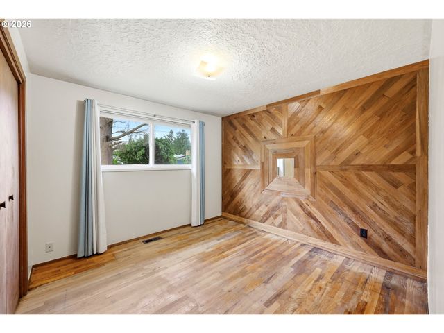 17913 Se MILL Ct, Portland, OR 97233