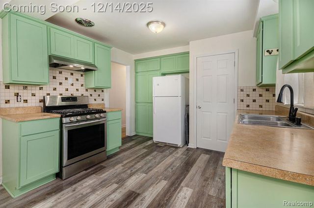 17409 Collinson Avenue, Eastpointe, MI 48021