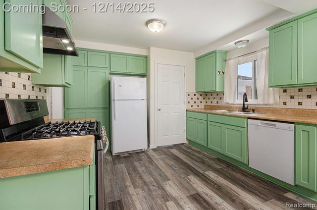 17409 Collinson Avenue, Eastpointe, MI 48021