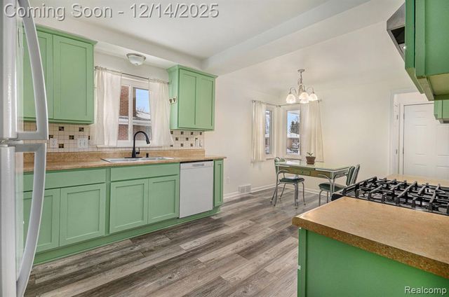 17409 Collinson Avenue, Eastpointe, MI 48021