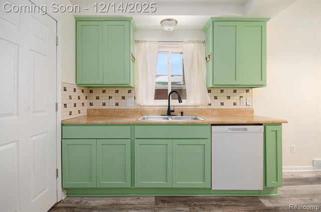 17409 Collinson Avenue, Eastpointe, MI 48021