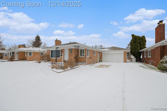 17409 Collinson Avenue, Eastpointe, MI 48021
