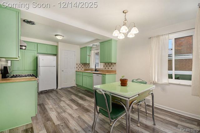 17409 Collinson Avenue, Eastpointe, MI 48021