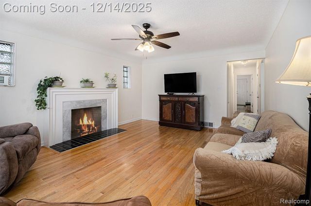 17409 Collinson Avenue, Eastpointe, MI 48021