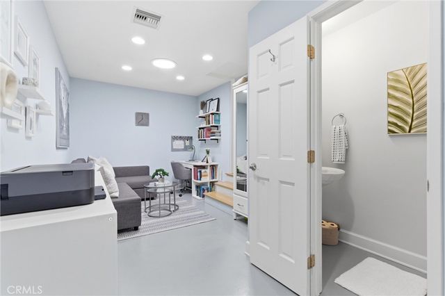 526 N Toluca Park Drive, Burbank, CA 91505